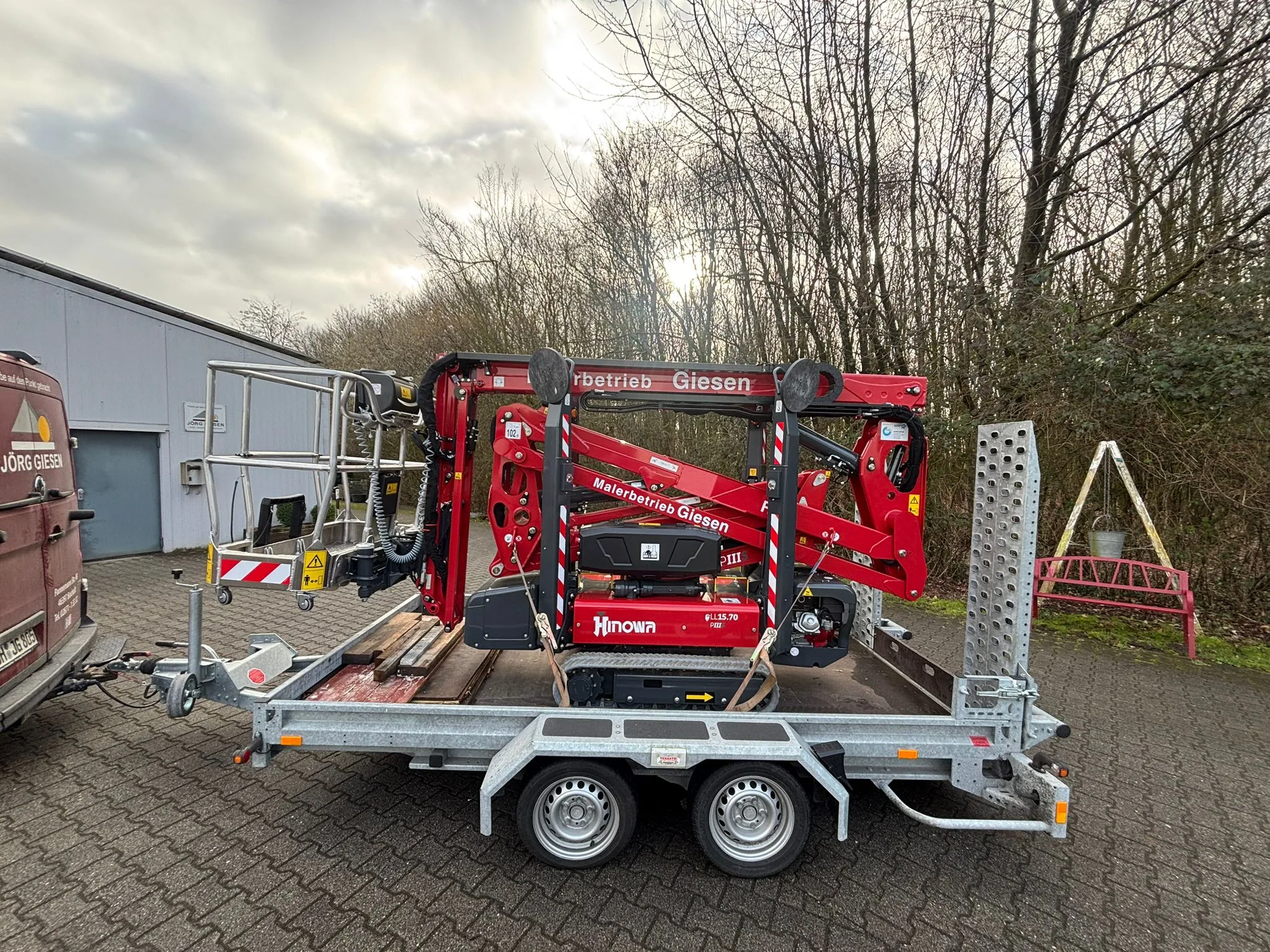 Hinowa Raupenarbeitsbühne auf Anhänger als neue Ergänzung des Maschinenparks