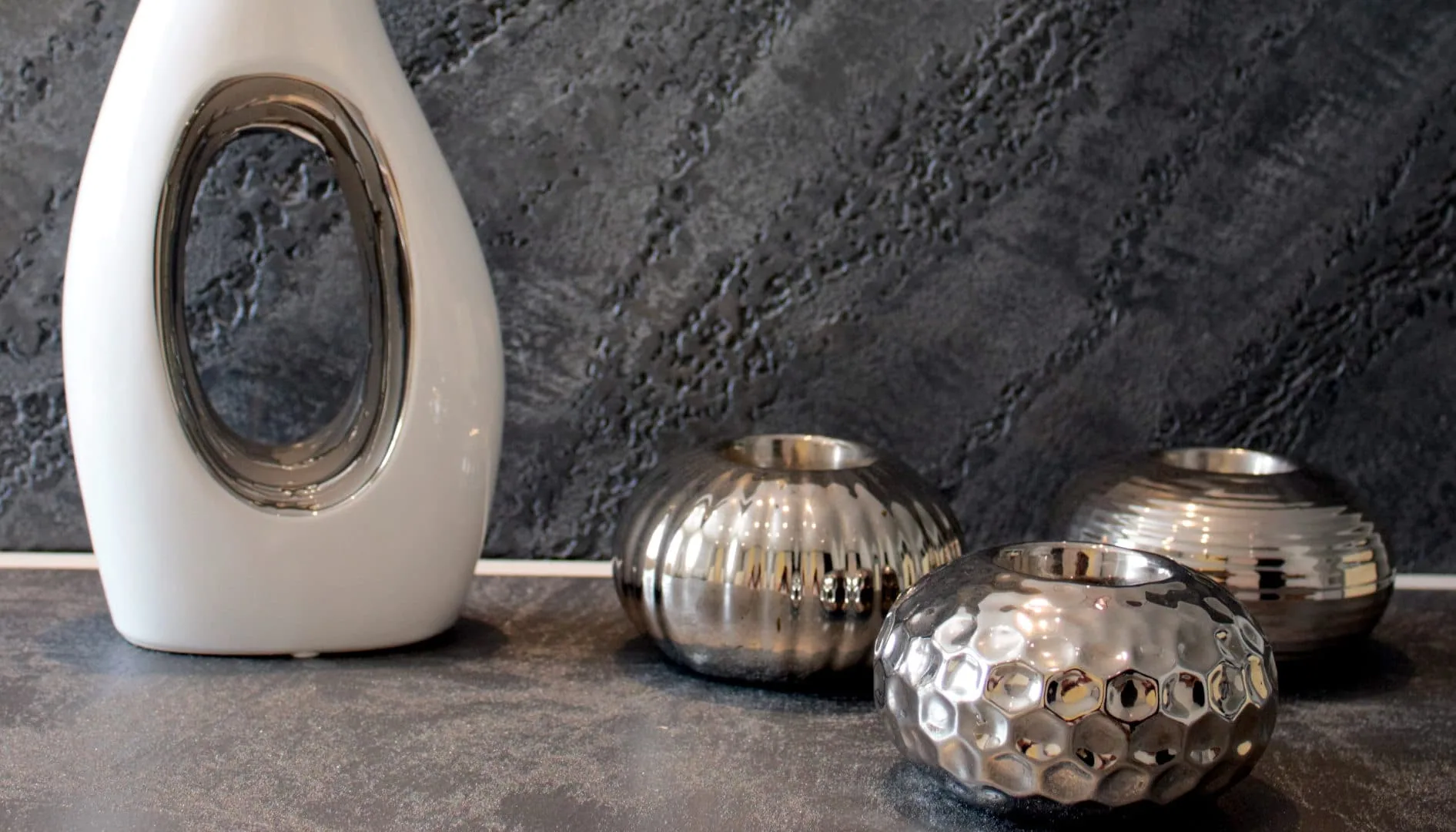 Kreativputz auf Kalkbasis im Farbton Schwarz