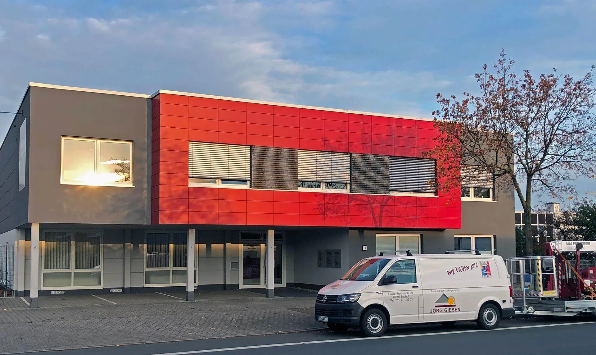 Fassade mit roter Akzentgestaltung