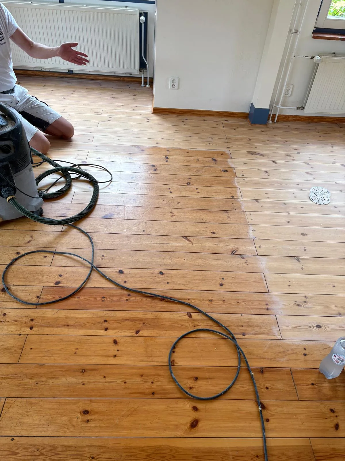 Holzdielen im Vorher-Zustand während der Schleifphase