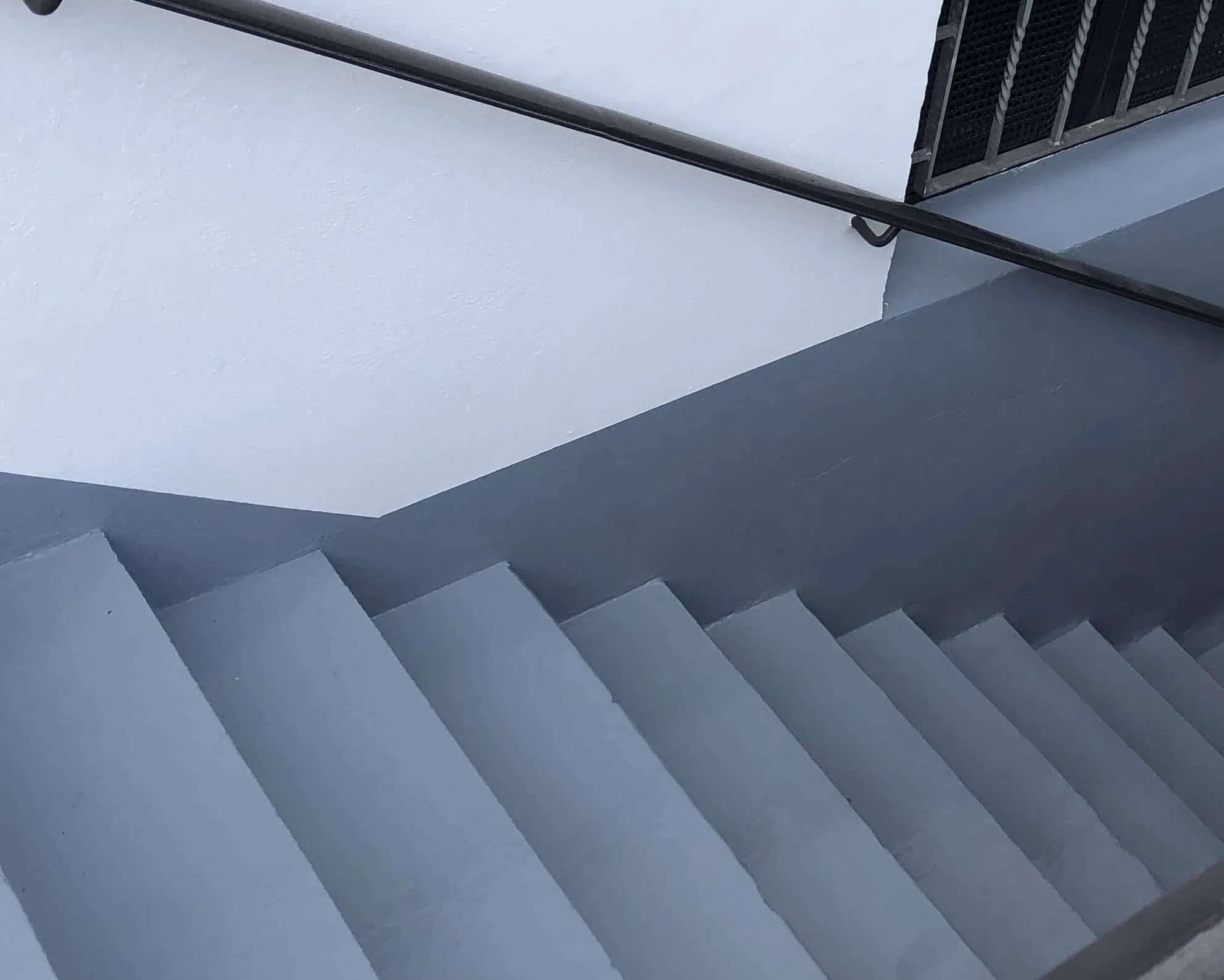 Kellertreppe mit robuster Bodenbeschichtung