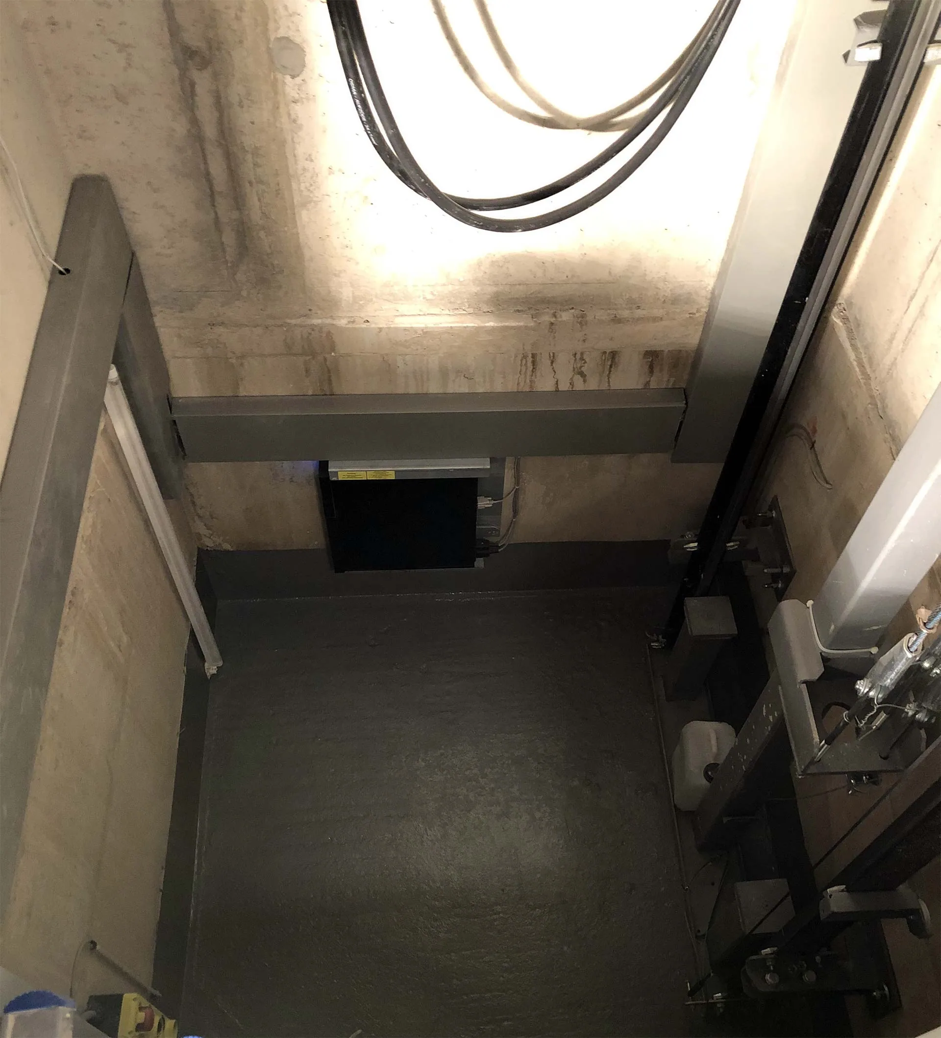 Aufzugsschacht mit Ölwannenbeschichtung