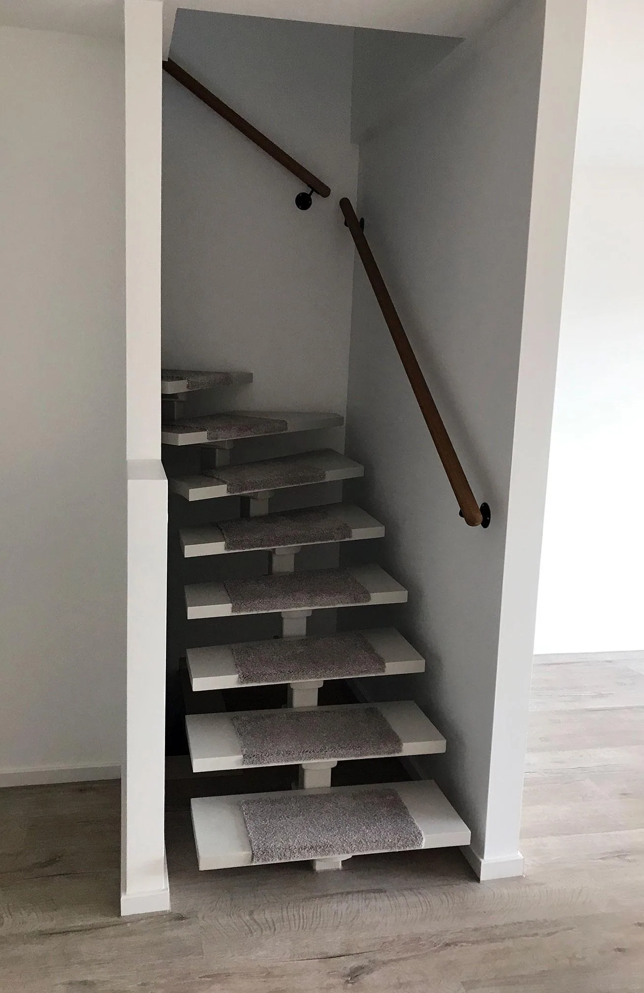 Treppenhaus-Aufgang nach Lackier- und Oberflächenarbeiten