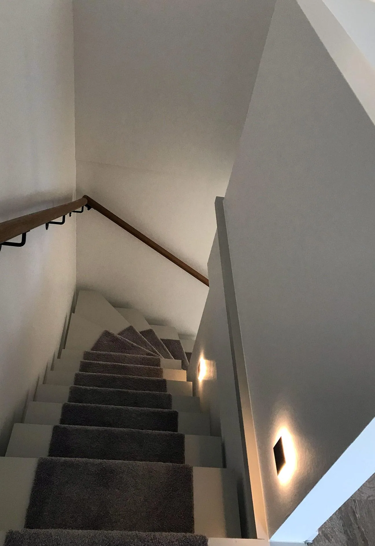 Lackierte Treppenstufen mit Trittschutz