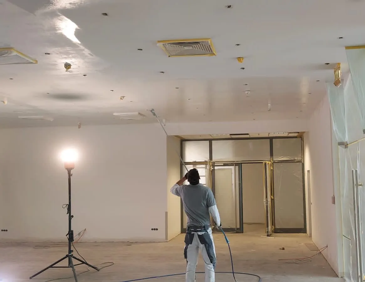 Innenraum mit Spritzlackierung während der Ausführung