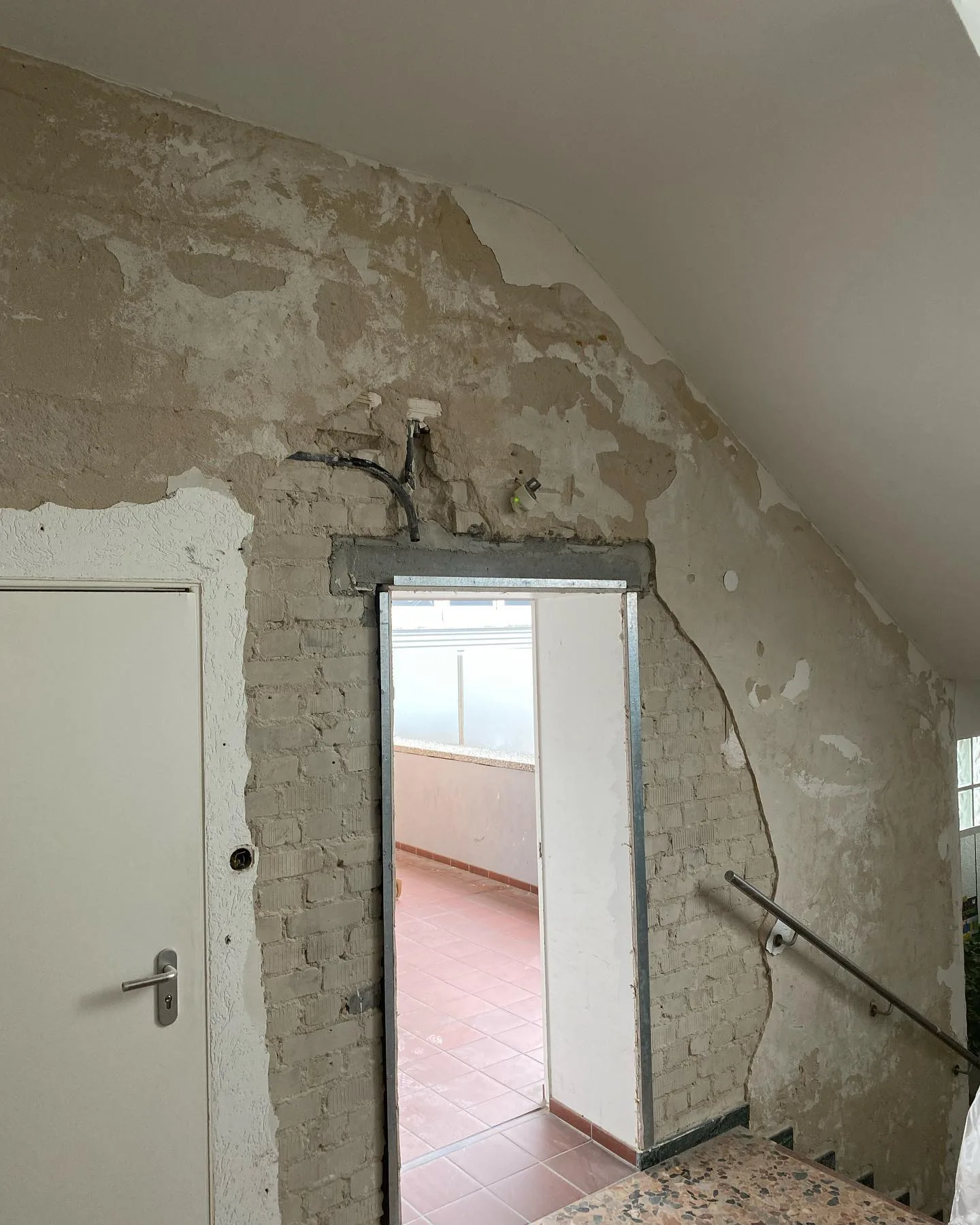 Treppenhausfläche vor der Sanierung mit deutlichen Schadstellen