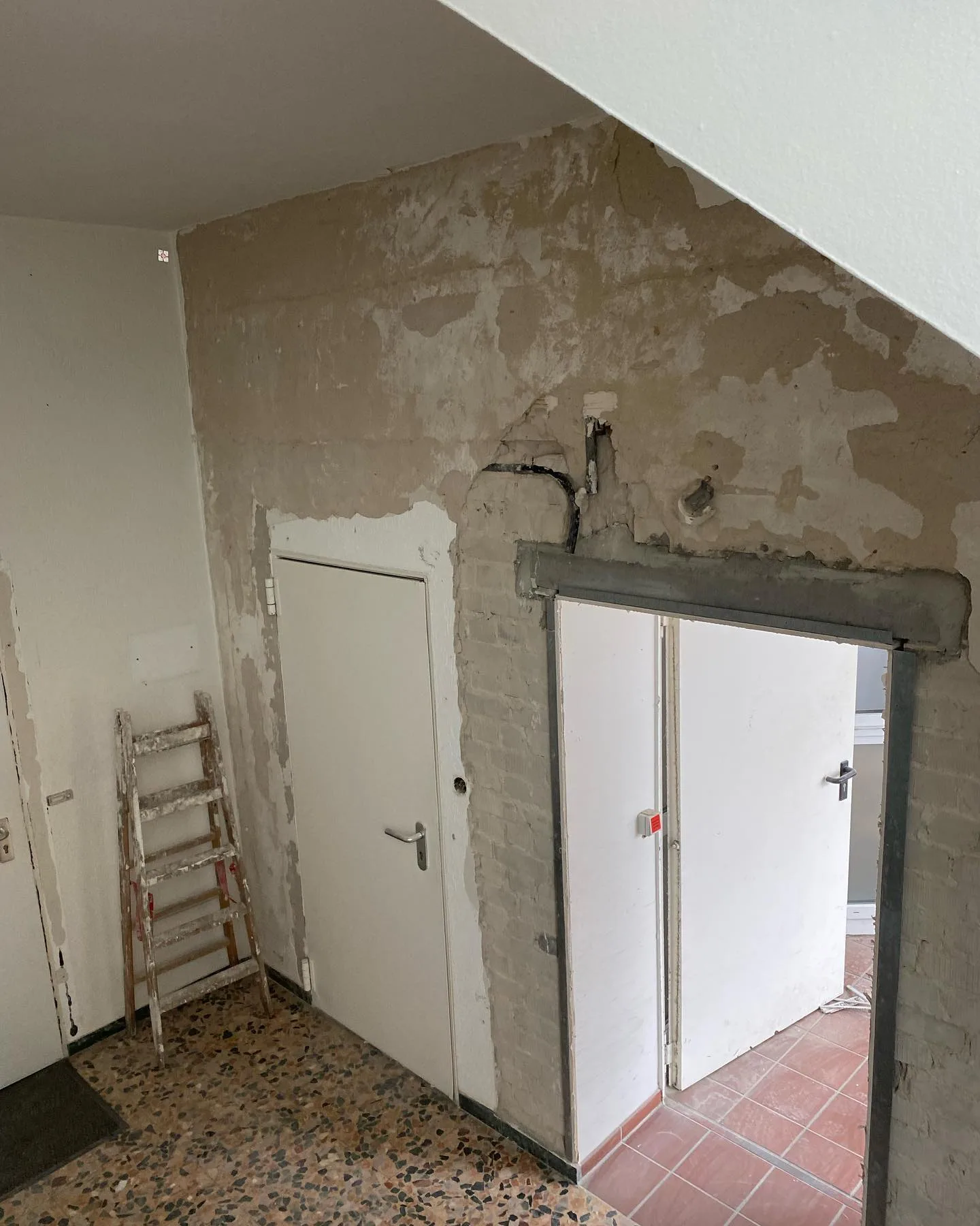 Detailansicht eines sanierungsbedürftigen Innenbereichs