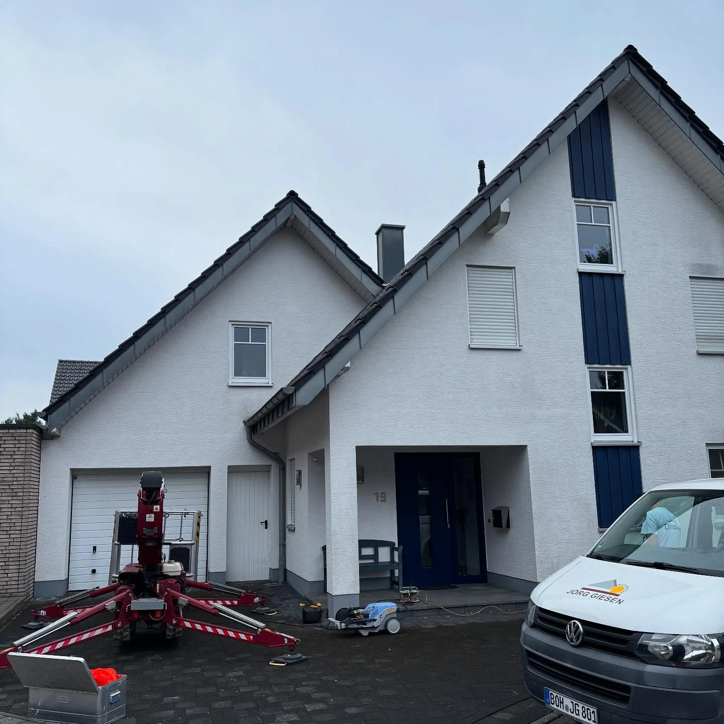 Fassadenprojekt mit Arbeitsbühne während der Ausführung