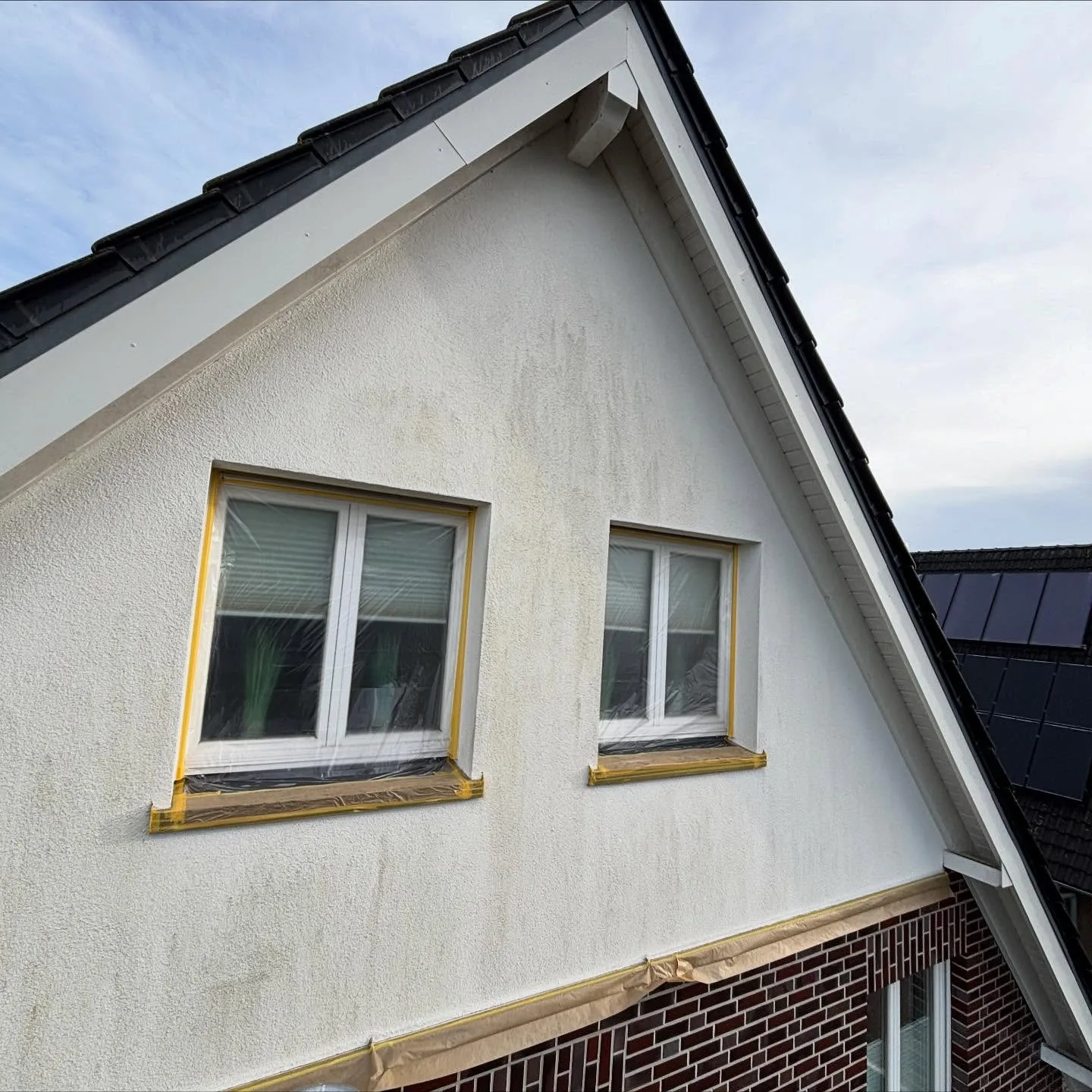 Fassadenprojekt in der Vorbereitungsphase mit sauberer Abklebung