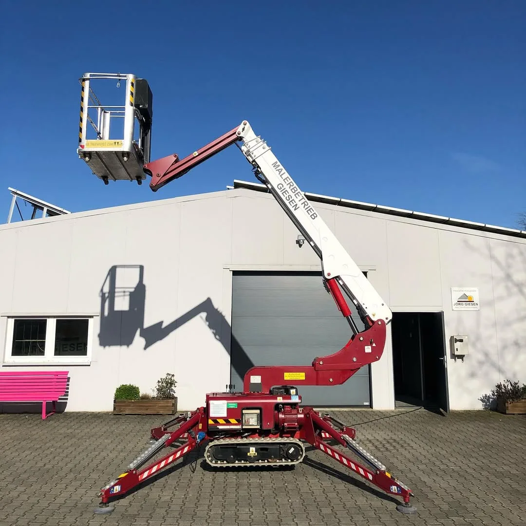 Sicherheitsprüfung einer Raupenarbeitsbühne im Teamalltag.