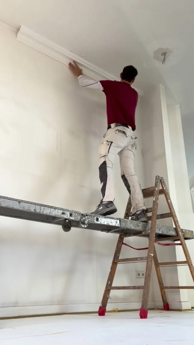 Montage von Stuckleisten in einem Landhausprojekt.