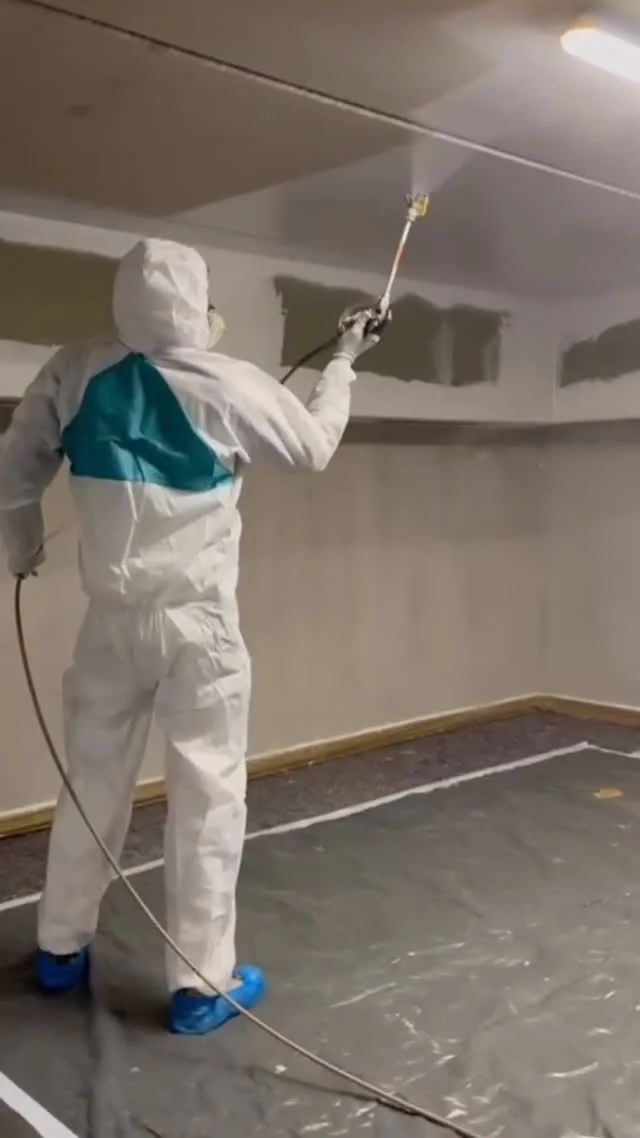 Team bei Beschichtungsarbeiten in einer Tiefgarage.