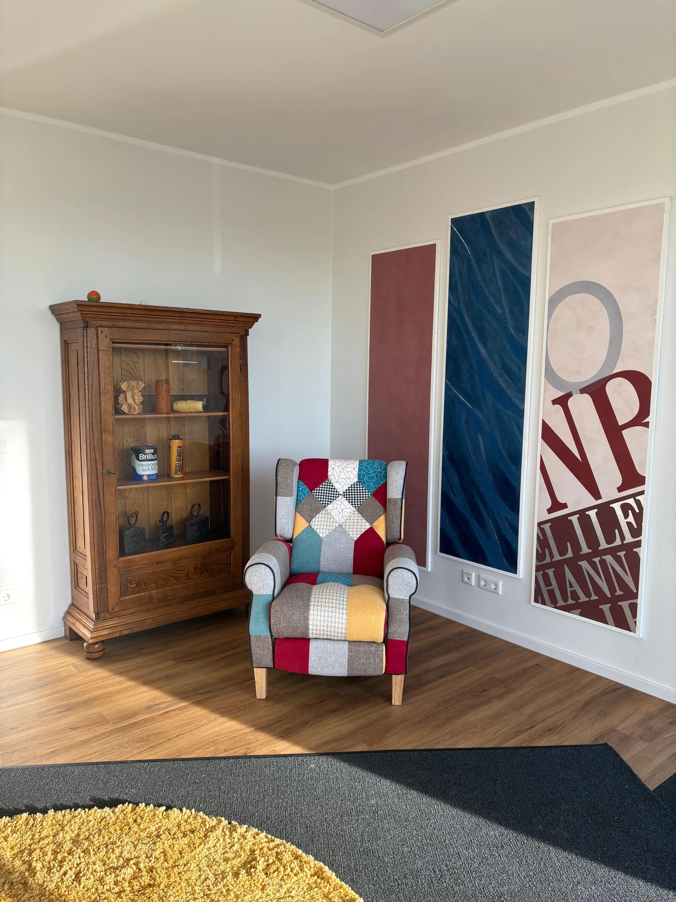 Sitzecke in der Firmenzentrale mit Mustertafeln an der Wand