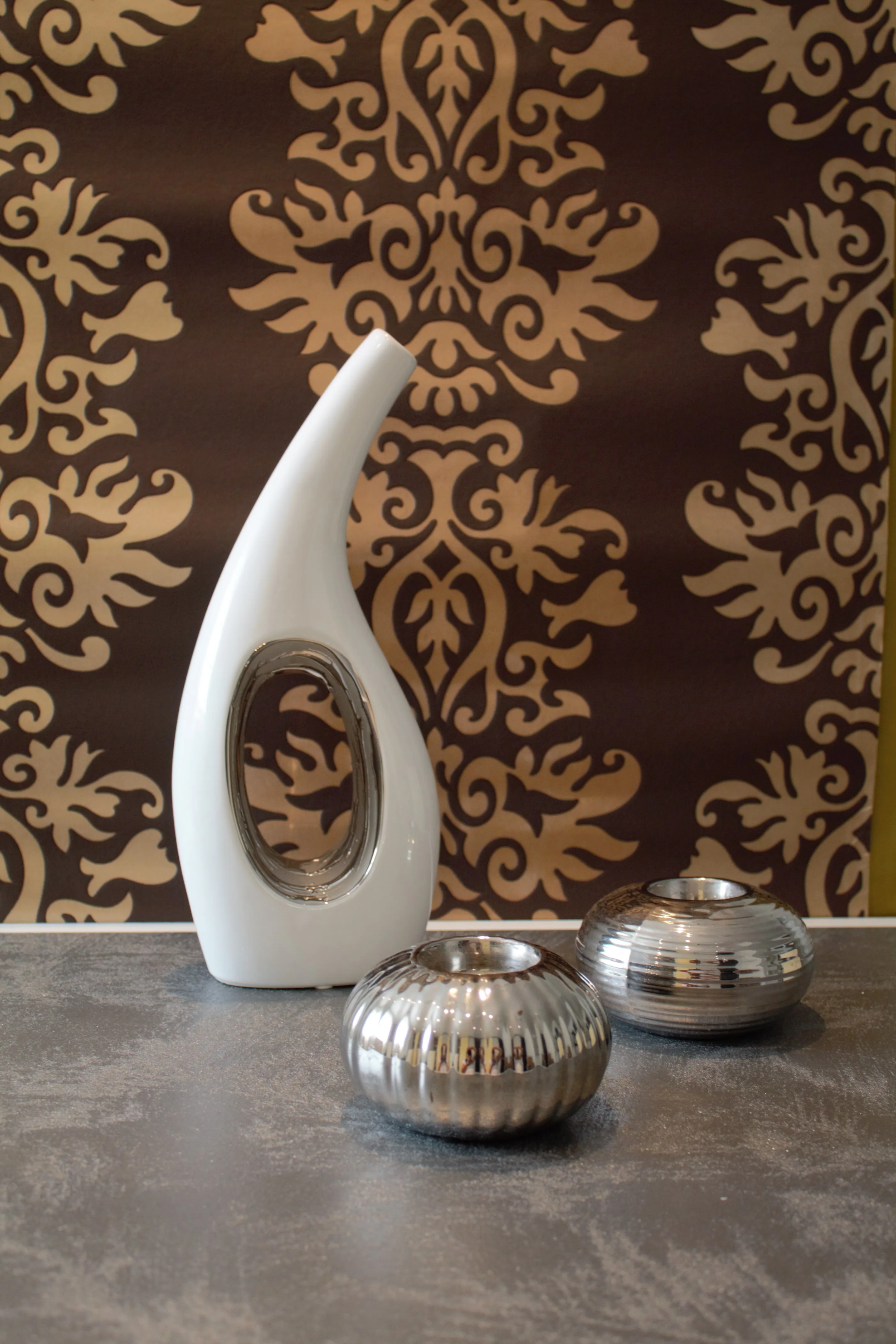 Vliestapete mit gold-braunem Ornament