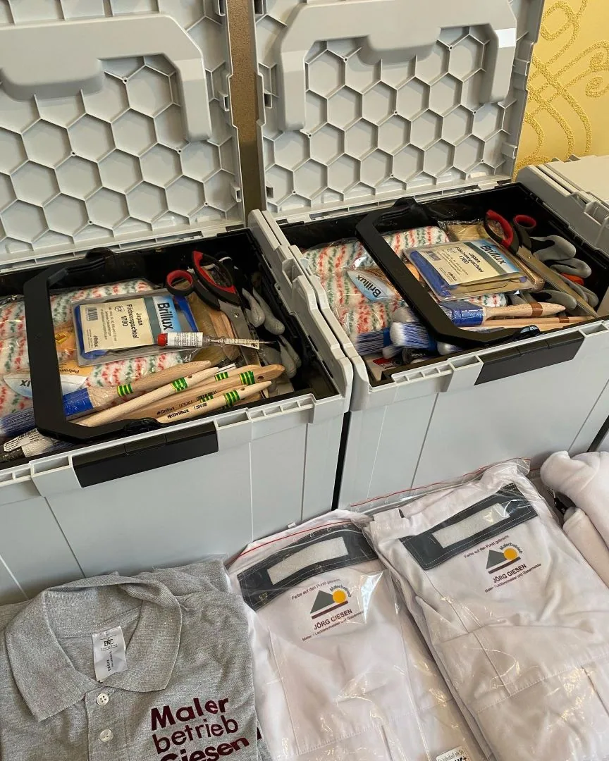 Starterset für neue Mitarbeiter mit Arbeitskleidung, Pinseln und Werkzeug